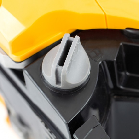 Пила цепная бензиновая DGS-4516, шина 40 см, 45 см3, 3 л.с, шаг 3/8, паз 1.3 мм, 57 звеньев Denzel