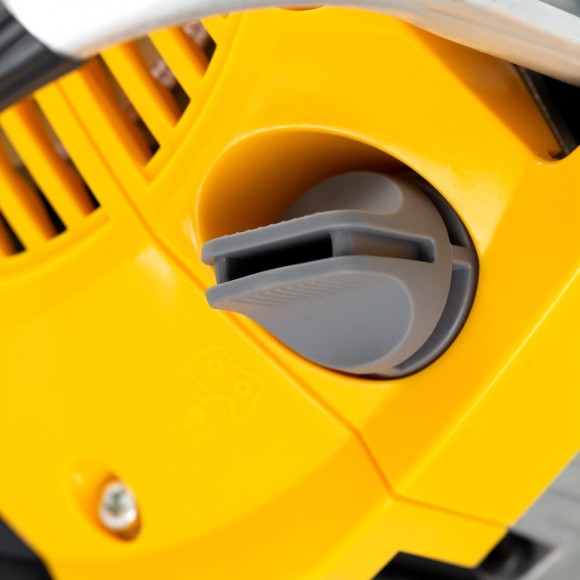 Пила цепная бензиновая DGS-4516, шина 40 см, 45 см3, 3 л.с, шаг 3/8, паз 1.3 мм, 57 звеньев Denzel